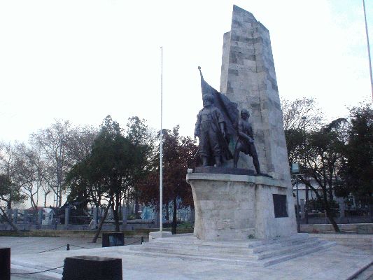 Istanbul Dec 30, 2004
Monument with in the back: cannons
