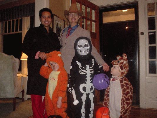 October 31, 2004 Trick or Treat
Orlando, Tricia and kids
