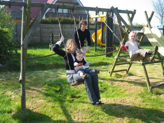 Anke, Lars and Lynn swinging!!
Bobski in the back
