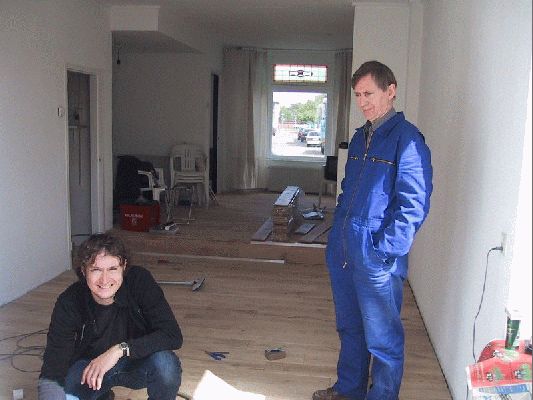 Bob en Papa klussen in Marc's huis
